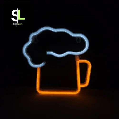 Insegna luminosa LED a forma di birra con luce gialla e bianca accesa su sfondo nero e logo StripLed.it