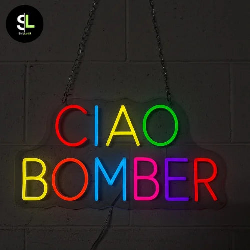 Insegna neon LED Ciao Bomber multicolor accesa al buio con supporto in plexiglass trasparente e catena