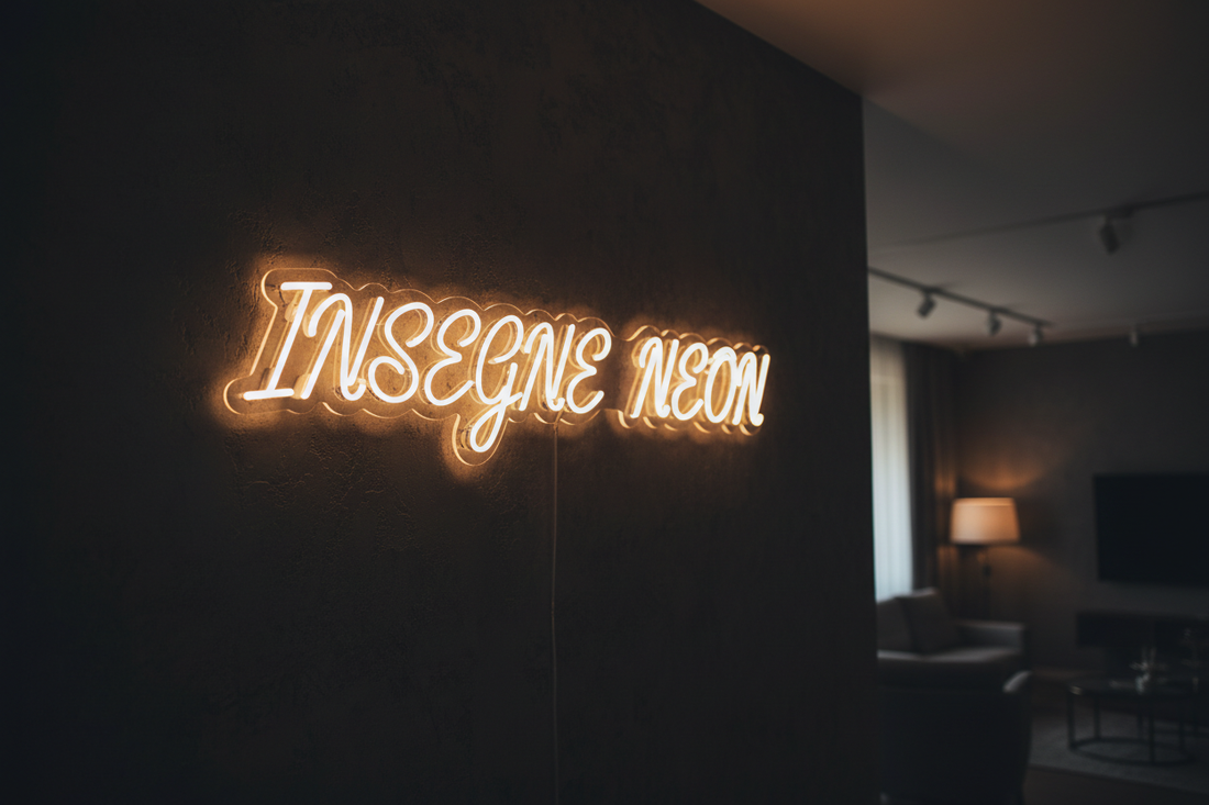 Insegna neon LED personalizzata con scritta luminosa - Guida completa StripLed.it