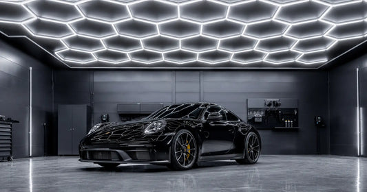 Illuminazione LED esagonale 6500K in centro car detailing professionale