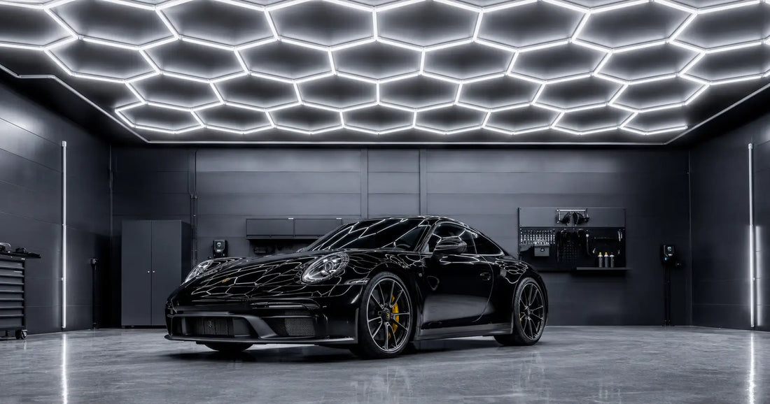 Illuminazione LED esagonale 6500K in centro car detailing professionale