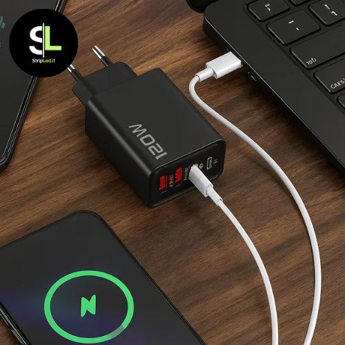 Caricatore USB 120W nero su scrivania con smartphone in carica e logo StripLed.it