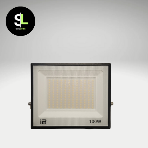 Faretto LED 100W impermeabile IP66 con pannello frontale in vetro satinato su sfondo neutro e logo StripLed.it