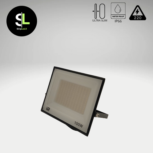 Faro LED 100W ultra slim IP66 con corpo nero, vista laterale e icone di impermeabilità e alimentazione 220V con logo StripLed.it