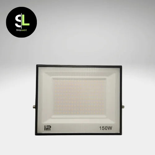 Faro LED 150W impermeabile IP66 con pannello frontale in vetro satinato su sfondo neutro e logo StripLed.it”