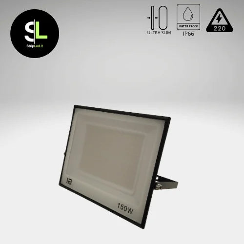 Faro LED 150W ultra slim IP66 con corpo nero, vista laterale e icone di impermeabilità e alimentazione 220V  e logo StripLed.it