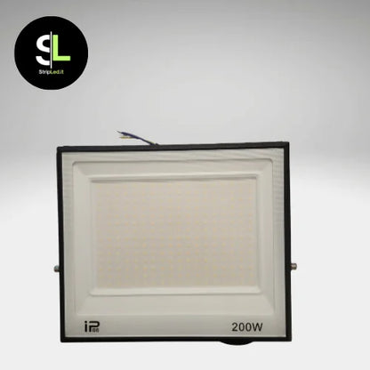 Faro LED 200W impermeabile IP66 con pannello frontale in vetro satinato su sfondo neutro con logo StripLed.it