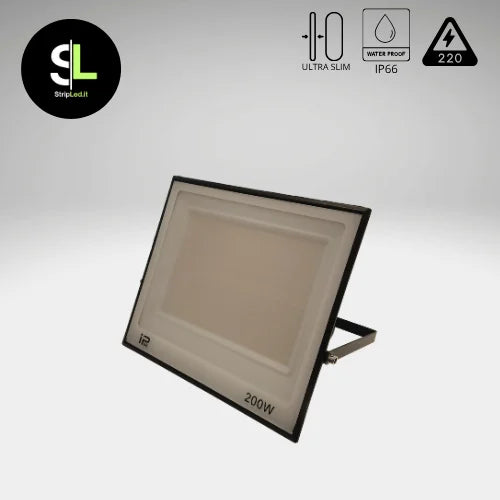 Faro LED 200W ultra slim IP66 con corpo nero, vista laterale e icone di impermeabilità e alimentazione 220V con logo StripLed.it