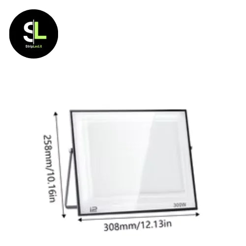 Faro LED 300W con misure 308x258 millimetri e struttura compatta impermeabile IP66 su sfondo bianco e logo StripLed.it