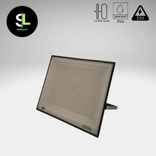 Faro LED 300W ultra slim IP66 con corpo nero, vista laterale e icone di impermeabilità e alimentazione 220V e logo StripLed.it