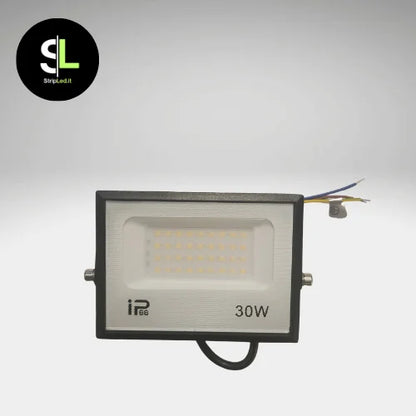 Faro LED 30W impermeabile IP66 con pannello frontale in vetro satinato su sfondo neutro e logo StripLed.it