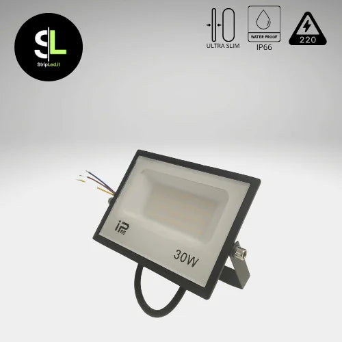 Faro LED 30W ultra sottile IP66 con corpo nero, vista laterale e icone di impermeabilità e alimentazione 220V con logo StripLed.it”