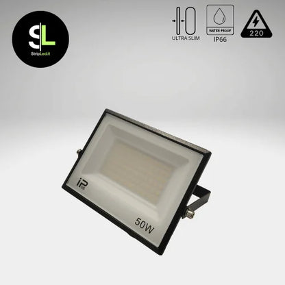 Faro LED 50W ultra slim IP66 con corpo nero, vista laterale e icone di impermeabilità e alimentazione 220V con logo StripLed.it”