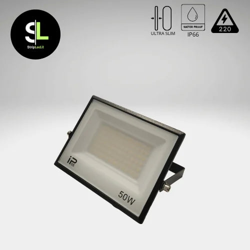 Faro LED 50W ultra slim IP66 con corpo nero, vista laterale e icone di impermeabilità e alimentazione 220V con logo StripLed.it”