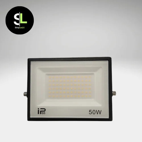 Faro LED 50W impermeabile IP66 con pannello frontale in vetro satinato su sfondo neutro e logo StripLed.it