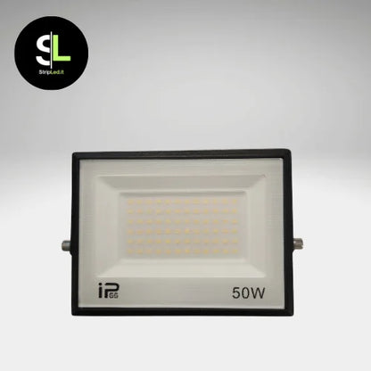 Faro LED 50W impermeabile IP66 con pannello frontale in vetro satinato su sfondo neutro e logo StripLed.it