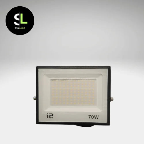 Faro LED 70W impermeabile IP66 con pannello frontale in vetro satinato su sfondo neutro con logo StripLed.it”