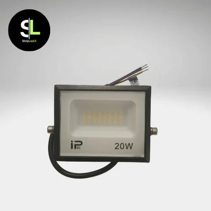 Faro LED 20W con corpo nero, vista laterale e icone di impermeabilità e alimentazione 220V su sfondo bianco e logo StripLed.it