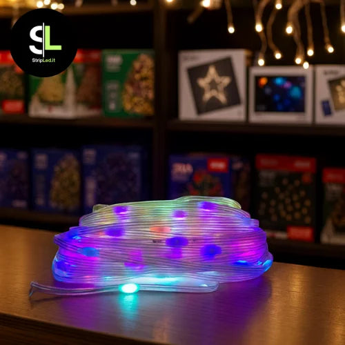 Ghirlanda LED RGBIC IP67 accesa con effetti multicolore in negozio natalizio e logo Stripled.it 