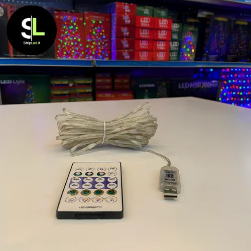 Ghirlanda LED RGBIC IP67 spenta con telecomando USB in negozio natalizio e logo Stripled.it