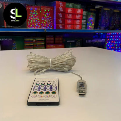Ghirlanda LED RGBIC IP67 spenta con telecomando USB in negozio natalizio e logo Stripled.it