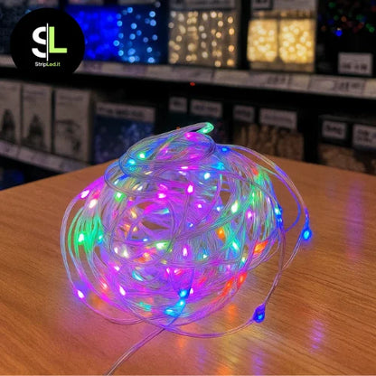 Ghirlanda LED RGBIC smart 10 m accesa con telecomando in negozio natalizio con logo Stripled.it