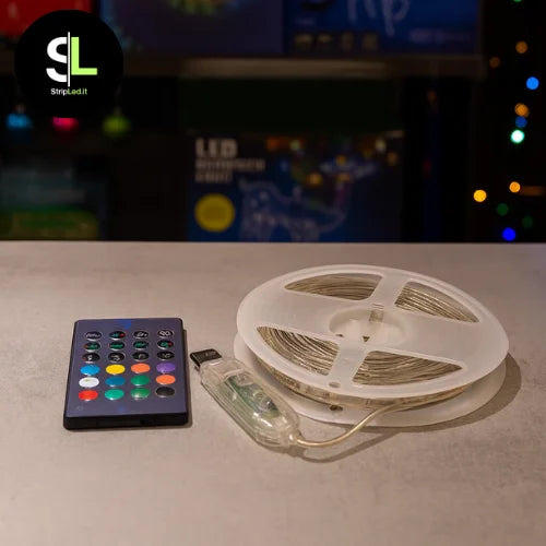 Ghirlanda LED RGBIC smart 10 m spenta su banco negozio con logo Stripled.it