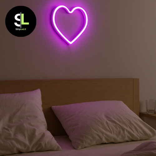 Insegna cuore LED neon montata su parete camera da letto, luce rosa ambiente.