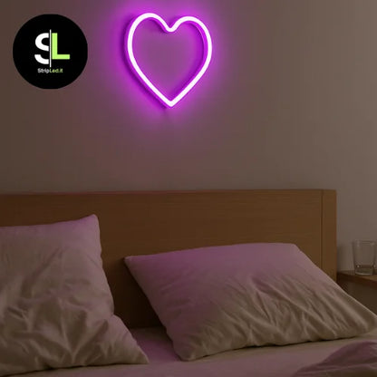 Insegna cuore LED neon montata su parete camera da letto luce rosa con logo StripLed.it