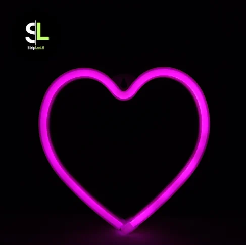 Cuore LED neon acceso con luce rosa intensa su sfondo nero e logo StripLed.it