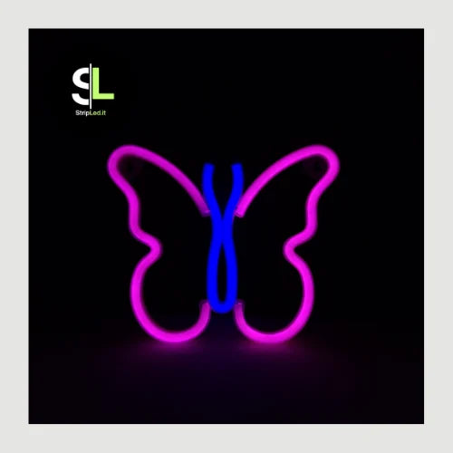 Insegna LED farfalla luminosa da parete con luce rosa e blu, su sfondo nero con logo StripLed.it
