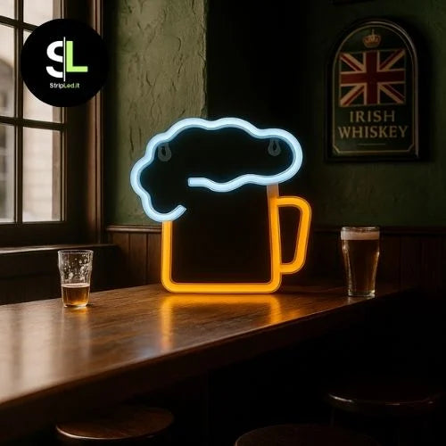 Insegna LED neon birra accesa in un pub con logo StripLed.it