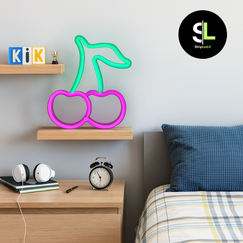 Insegna LED neon ciliegia decorativa su mensola in camera moderna e colorata.