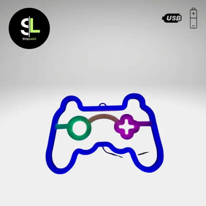 Insegna LED neon USB a forma di controller multicolore su sfondo bianco e logo StripLed.it