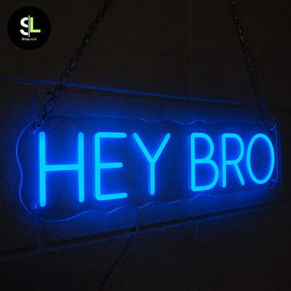 Insegna LED neon blu HEY BRO vista laterale con luce intensa e supporto in plexiglass trasparente