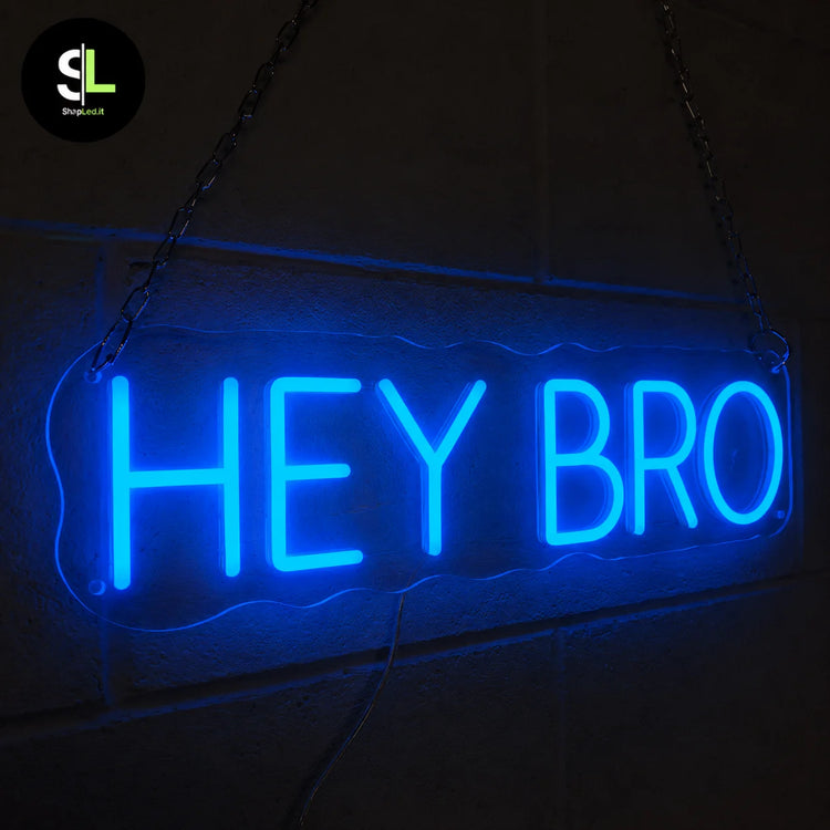 Insegna LED neon blu HEY BRO vista laterale con luce intensa e supporto in plexiglass trasparente