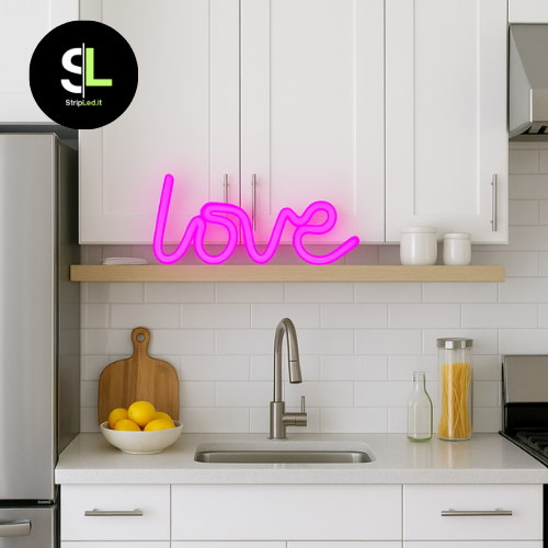 Insegna LED neon love rosa posizionata su mensola in cucina moderna.