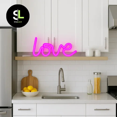 Insegna LED neon love rosa posizionata su mensola in cucina moderna con logo StripLed.it