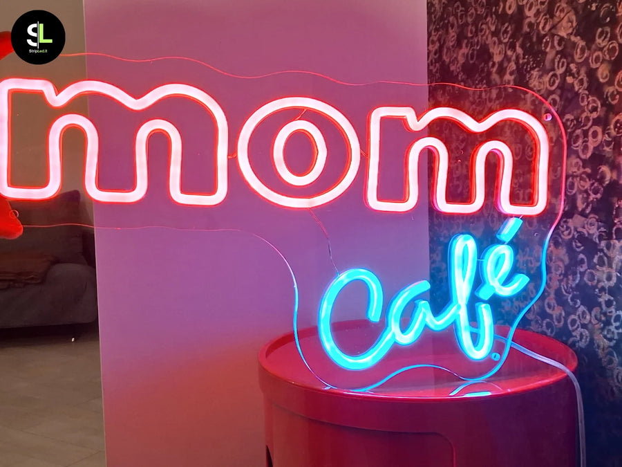 Insegna LED personalizzata MOM Café con plexiglass sagomato e doppio colore neon