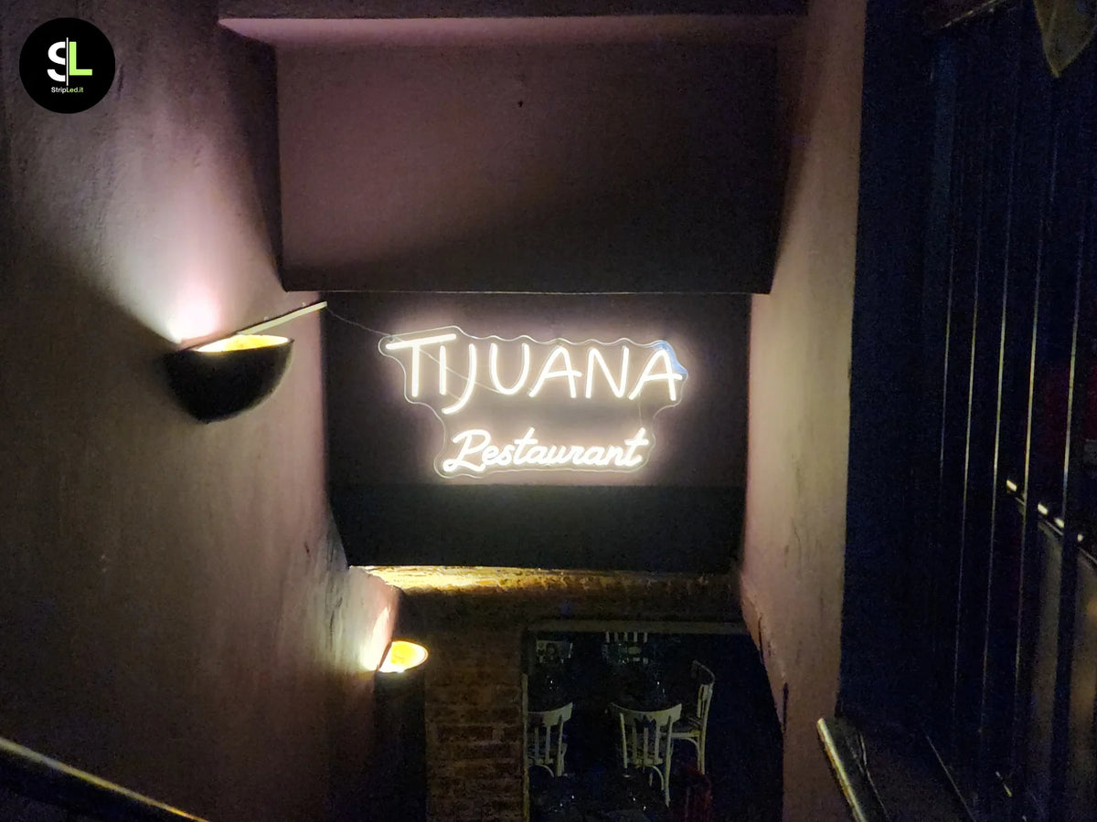 Insegna LED personalizzata Tijuana Restaurant in bianco caldo installata all’ingresso del ristorante