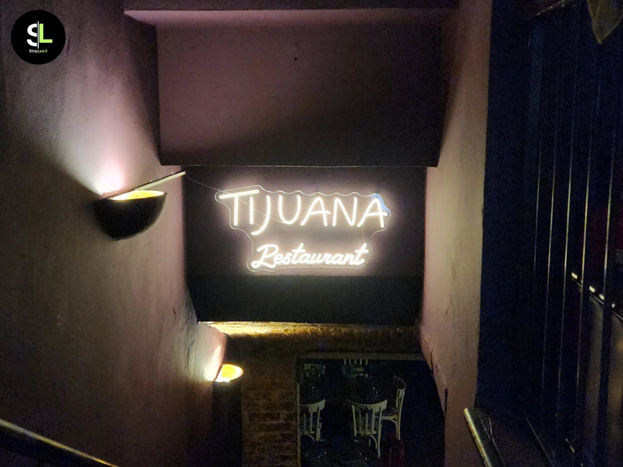 Insegna LED personalizzata per ristorante installata in ambiente interno con luce bianca calda