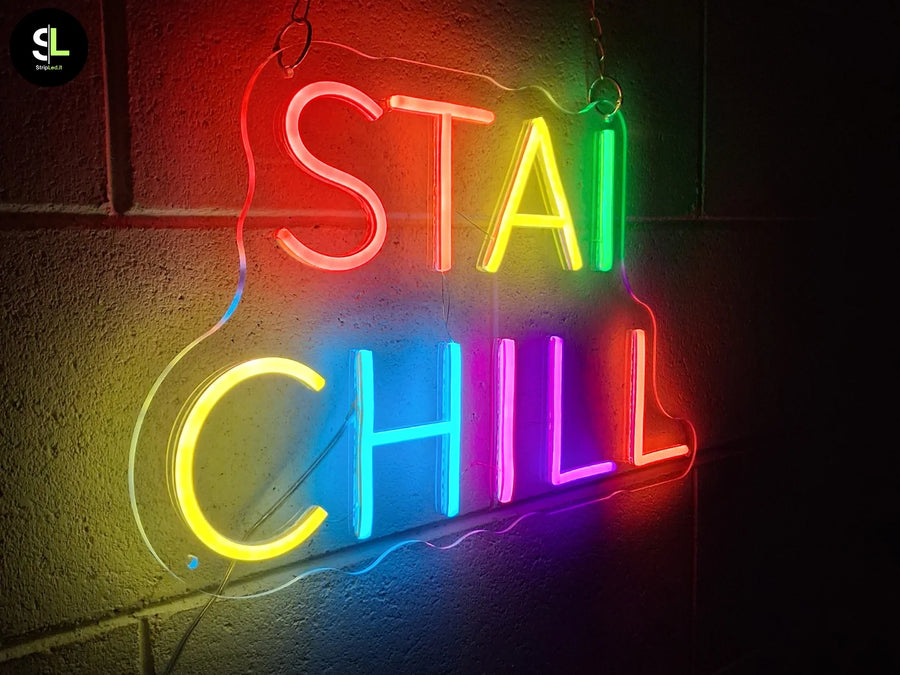 Insegna LED personalizzata Digital RGB con scritta STAI CHILL su plexiglass sagomato