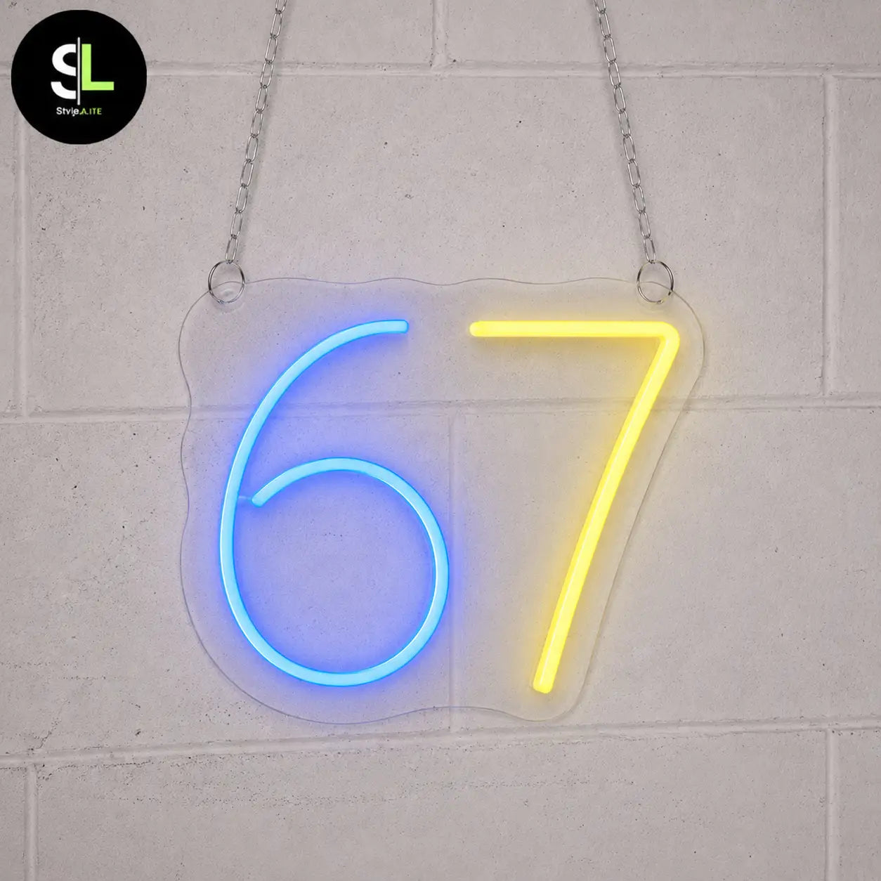 Insegna neon LED con numero 67 su plexiglass sagomato, 6 blu e 7 giallo accesi, sospesa con catena su parete bianca