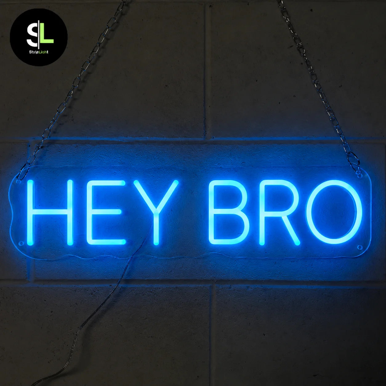 Insegna neon LED blu HEY BRO accesa al buio con effetto luminoso su plexiglass trasparente