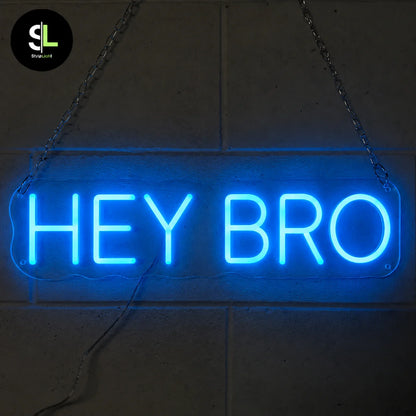 Insegna neon LED blu HEY BRO accesa al buio con effetto luminoso su plexiglass trasparente