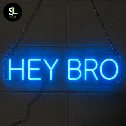 Insegna neon LED blu HEY BRO accesa al buio con effetto luminoso su plexiglass trasparente