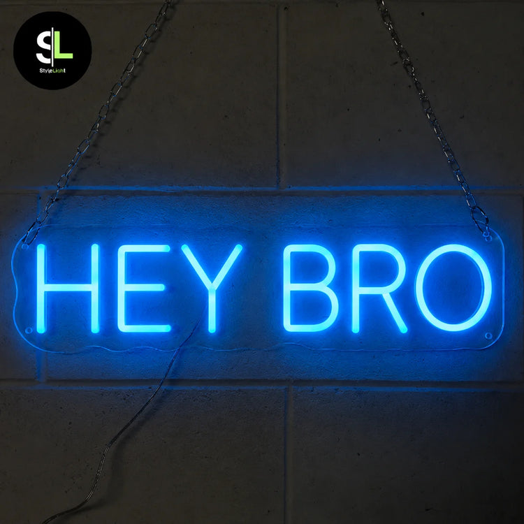 Insegna neon LED blu HEY BRO accesa al buio con effetto luminoso su plexiglass trasparente