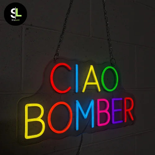 Insegna neon LED multicolor Ciao Bomber illuminata su parete con plexiglass trasparente sagomato