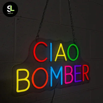 Insegna neon LED multicolor Ciao Bomber illuminata su parete con plexiglass trasparente sagomato