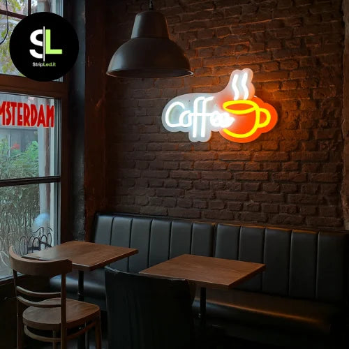 Insegna neon LED Coffee accesa su parete in mattoni di una caffetteria con logo StripLed.it